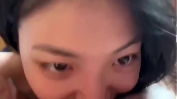 21岁嫩妹白虎学妹舔大鸡巴是最厉害的，直接爽到乱喷射！