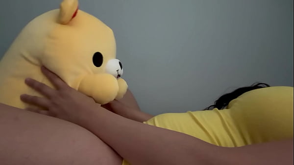 CHICA SOLA en CAMA con ANIMAL