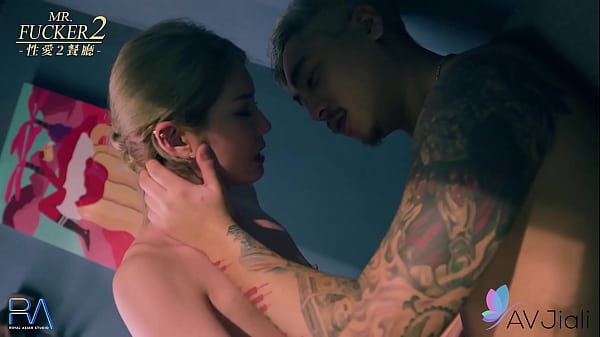 Chinese slut Li Zhiyan fucks with waiter in the bar.