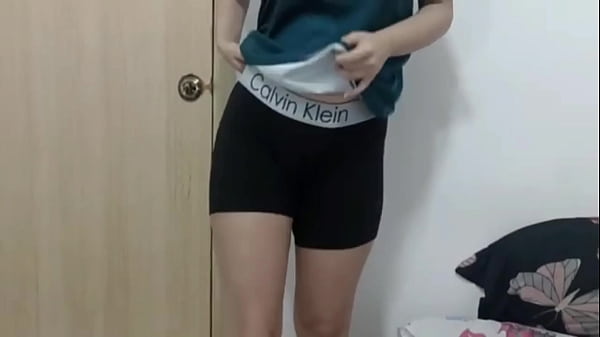 COMPAÑERA DE APARTAMENTO SALE VESTIDA MUY SEXY ME DAÑA MI PENSAMIENTO LE PIDO UN BESO Y TERMINAMOS FOLLANDO DURO – PORNO CASERO EN ESPANOL