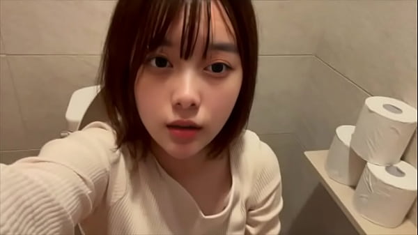 家でオナニーできないからファミレスのト◯レでオナニーしてたら隣の部屋でト◯レしてる人に喘ぎ声が漏れてバレそうになりました…