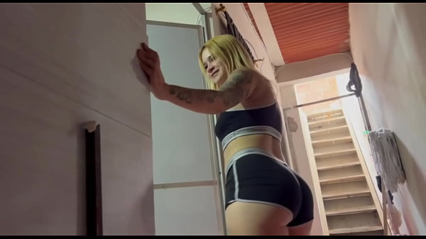 ¡HERMANASTRA QUE HACES EN MI CUARTO!? ¿QUIERES LECHE?. EN ESPAÑOL MEXICANA