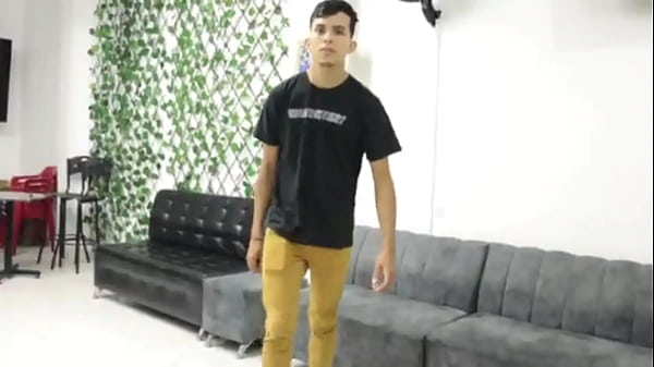 LE PIDO A LA LINDA CHICA DEL NEGOCIO QUE ME SAQUE LA LECHE, ELLA PARA MANTENER SU TRABAJO ACEPTA LA FOLLO DURO PARA QUE SE REPITA-PORNO CASERO EN ESPANOL