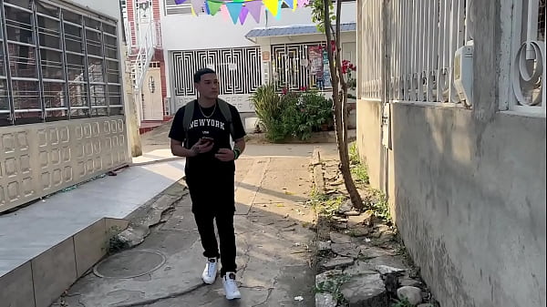 LLEGO A LA CASA DE MI SEXI HERMANASTRA Y ELLA NO HA PERDIDO LA COSTUMBRE DE RECIBIR LAS VISITAS CON TODOS LOS JUGUETES RICA FOLLADA – PORNO CASERO