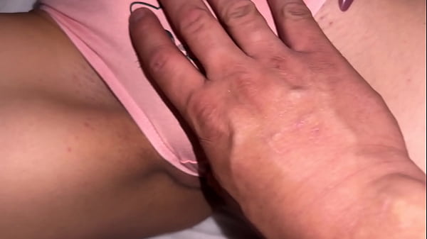 Masturbando a mi mujer en bragas. real sex, amateur, casero.