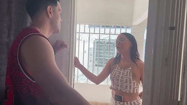 MI SEXY VECINA PIERDE LAS LLAVES DE SU CASA ME PIDE QUE LA DEJE DESCANSAR EN MI CASA MIENTRAS LLEGA ALGUIEN ABRIRLE LA PUERTA LA FOLLO DURO – PORNO CASERO