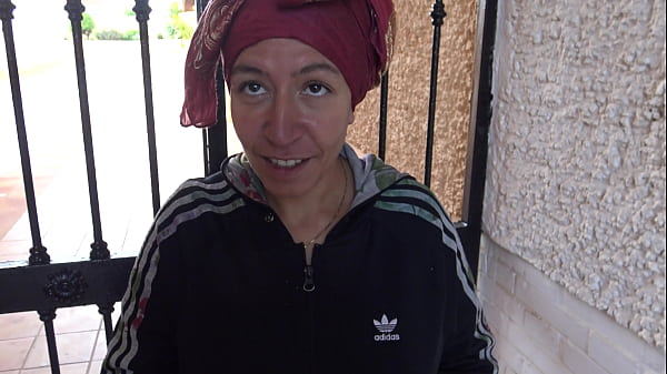 Turkish Street Hooker Gives Free Handjob To American Tourist In Izmir