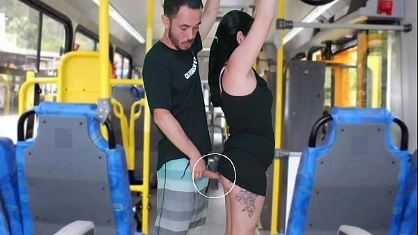 Velho escroto da encoxada e se masturba até gozar na morena dentro do ônibus
